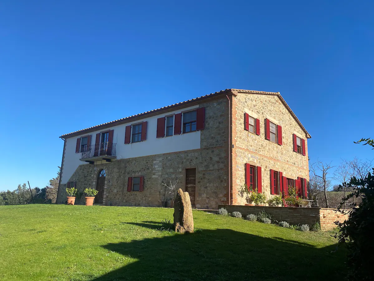 Gorgeous restored farmhouse, a beautifully luxurious rental villa in Tuscany, available on Azero Homes.