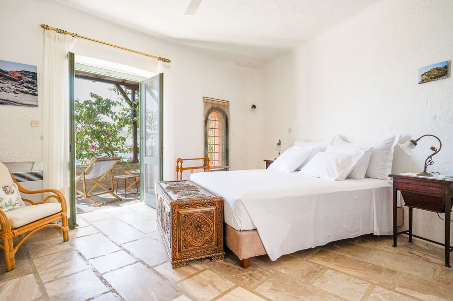 Villa Tequila is a beautiful luxury rental located on Mega Gialos on the island of Syros, available on Azero Homes.